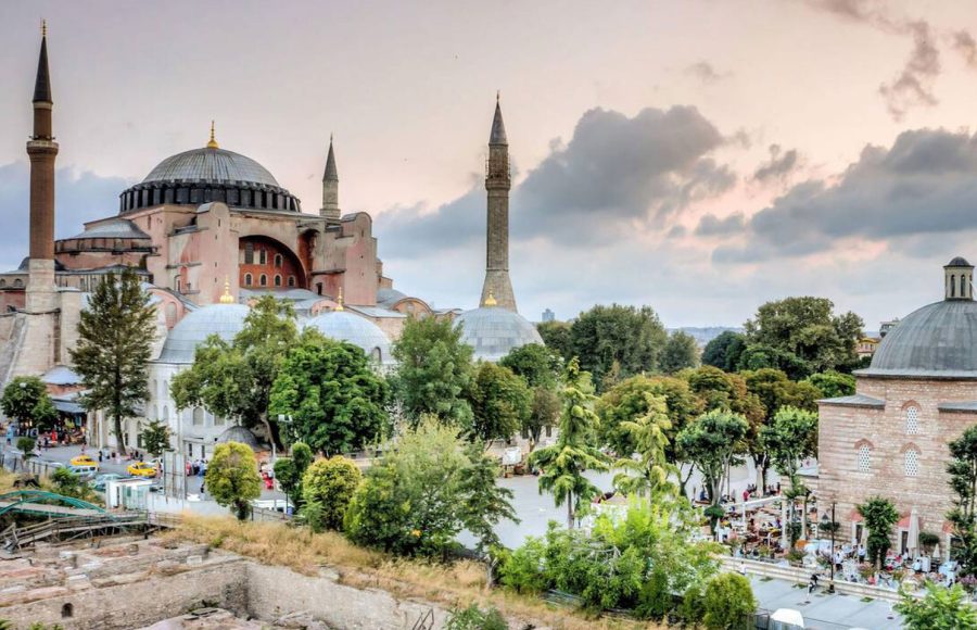 Tourists-around-Hagia-Sophia-mosque-and-Sultanahmet-square