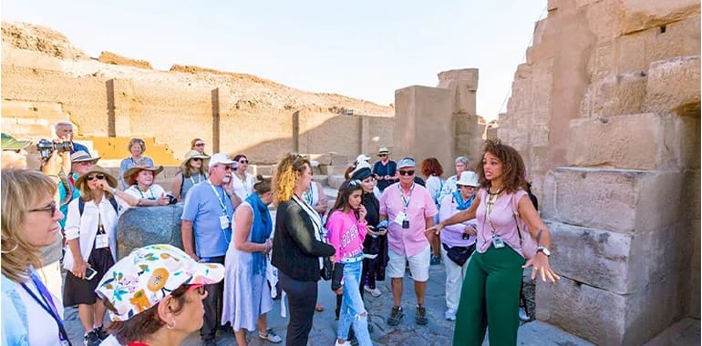 Travel Expert Assisting Tourists With Booking A Nile Cruise Package Including Guided Tours And Airport Transfers.