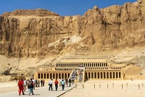 Tourists visiting Hatshepsut Temple, a key attraction on an Egypt itinerary 4 days.