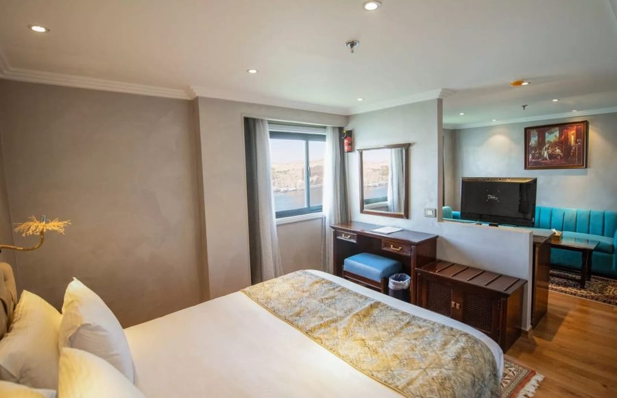 A comfortable suite on the MS Terramar.